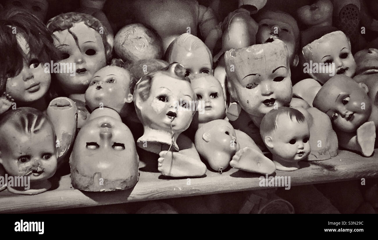 Una collezione di teste di Dolly - pezzi di ricambio che possono essere utilizzati per riparare bambole rotte o danneggiate e per respirare nuova vita in un favorito infantile. Foto ©️ COLIN HOSKINS. - Immagine stock catturata con smartphone