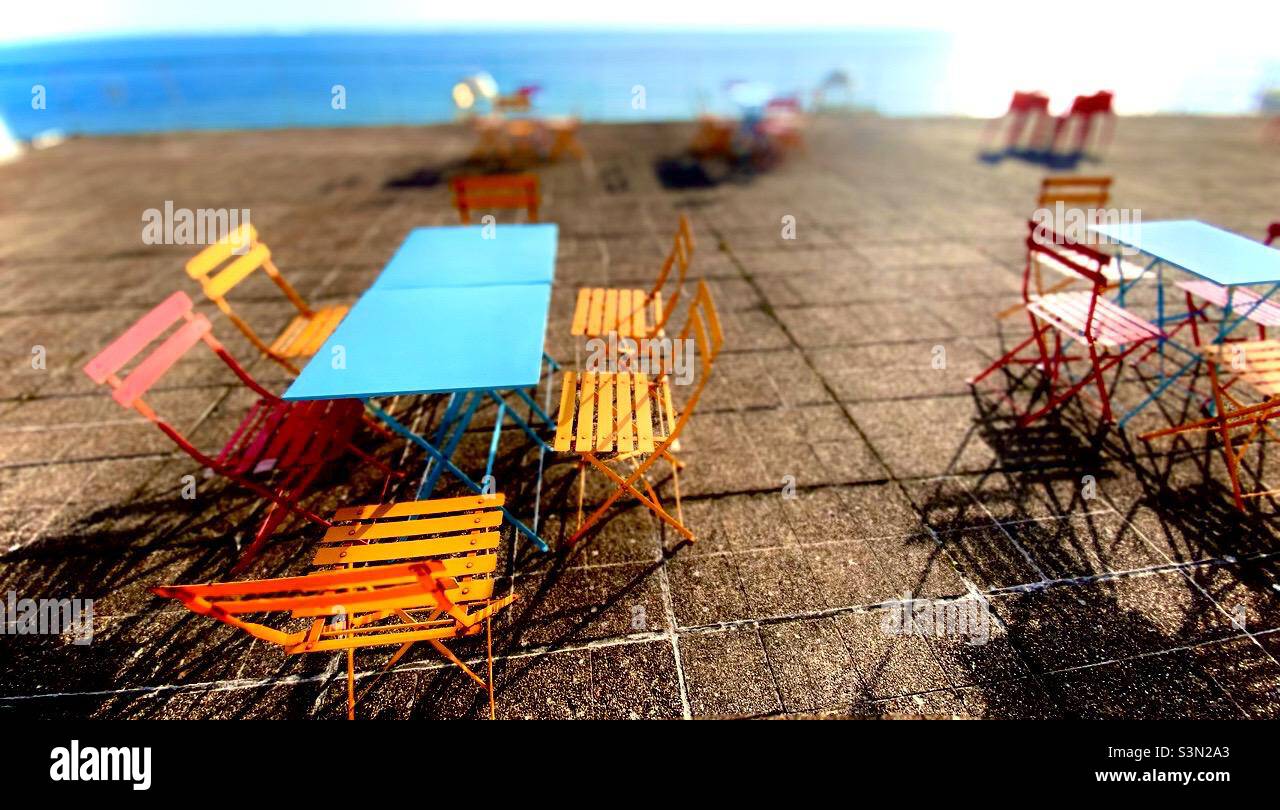 Tavoli e sedie colorati sul tetto del padiglione De la Warr Foto Stock