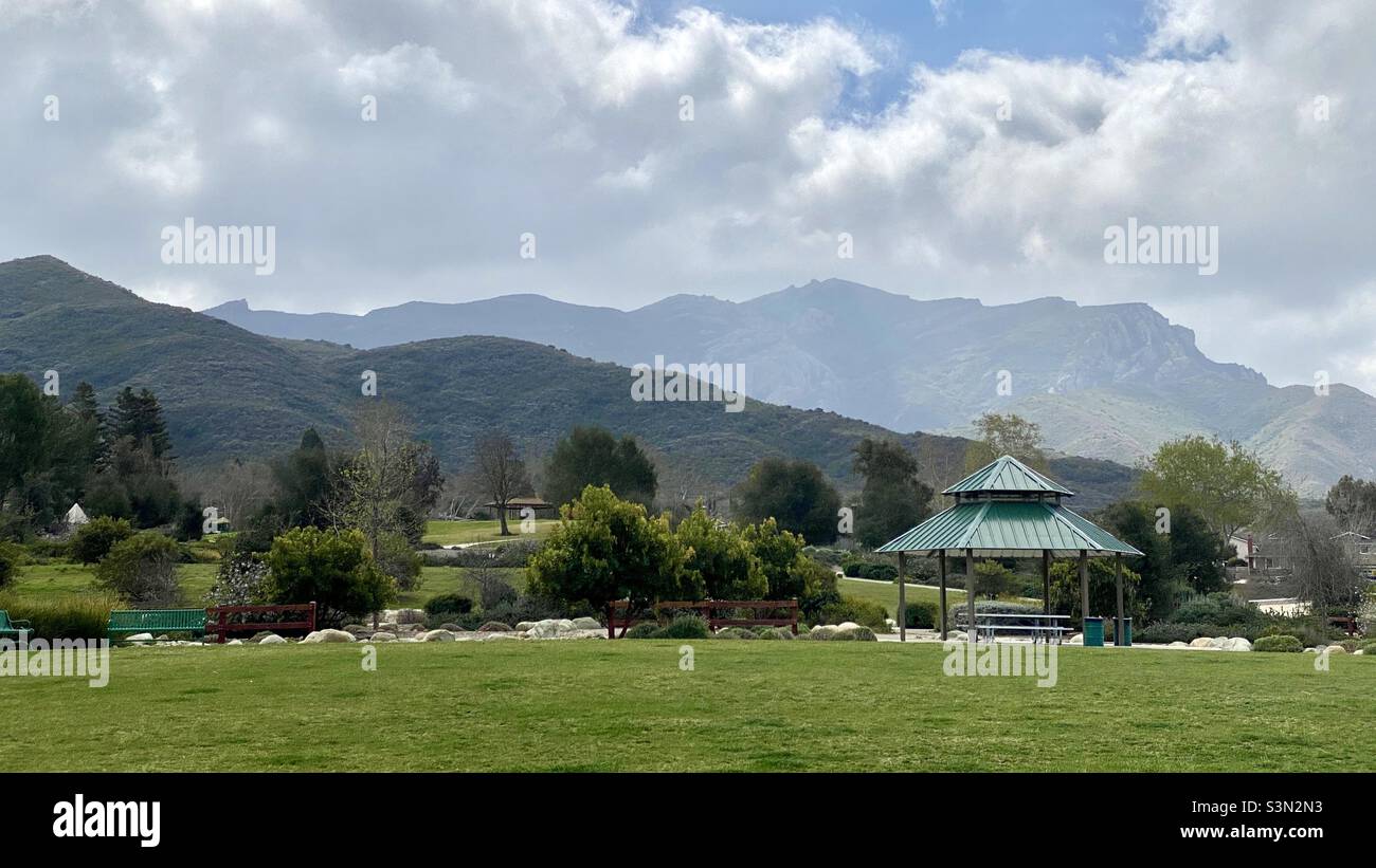 NEWBURY PARK, California, MAR 2021: Palco nel parco locale con le montagne di Santa Monica e Point Mugu state Park sullo sfondo - Immagine stock catturata con smartphone