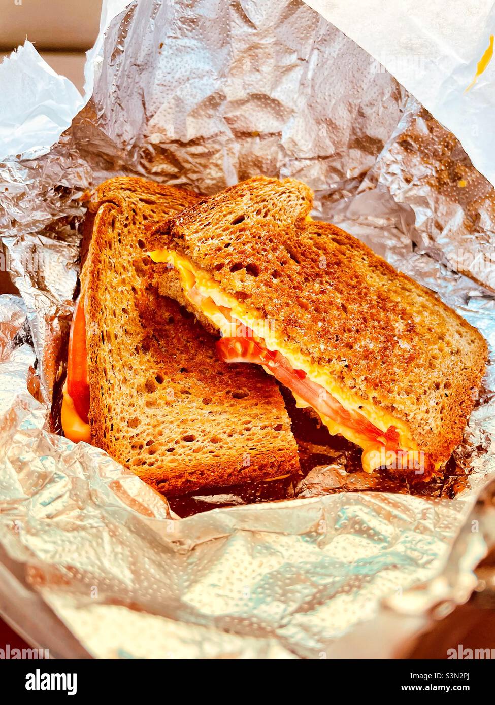 Sandwich con formaggio alla griglia e pomodoro da deli Foto Stock