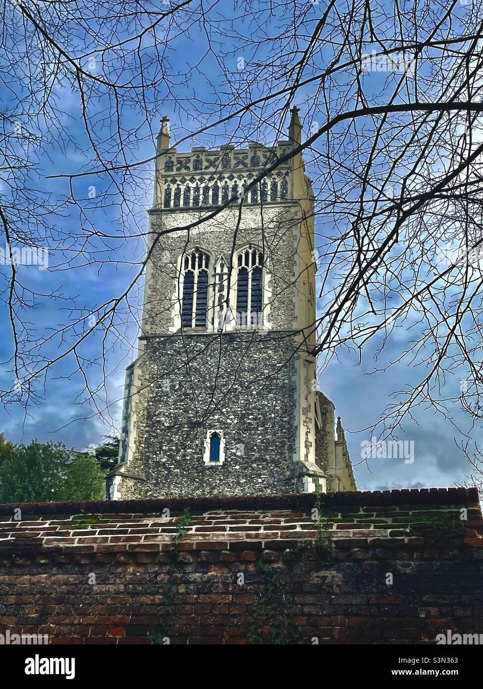 Bellezza intorno a noi. Vecchia torre/torre della chiesa Foto Stock