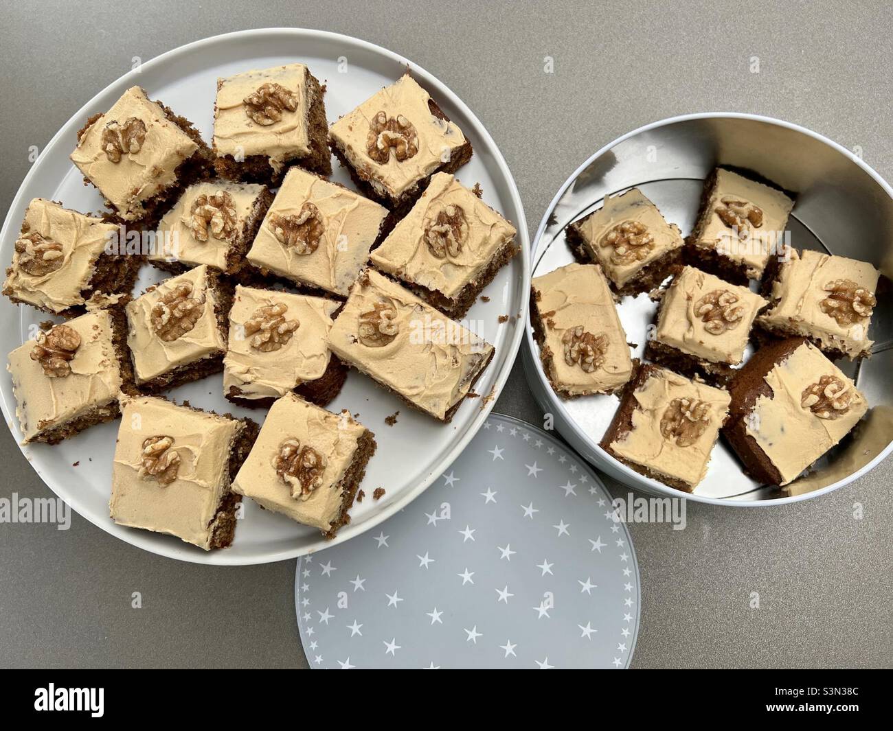 Caffè fatto in casa e vassoio di noci - Immagine stock catturata con smartphone