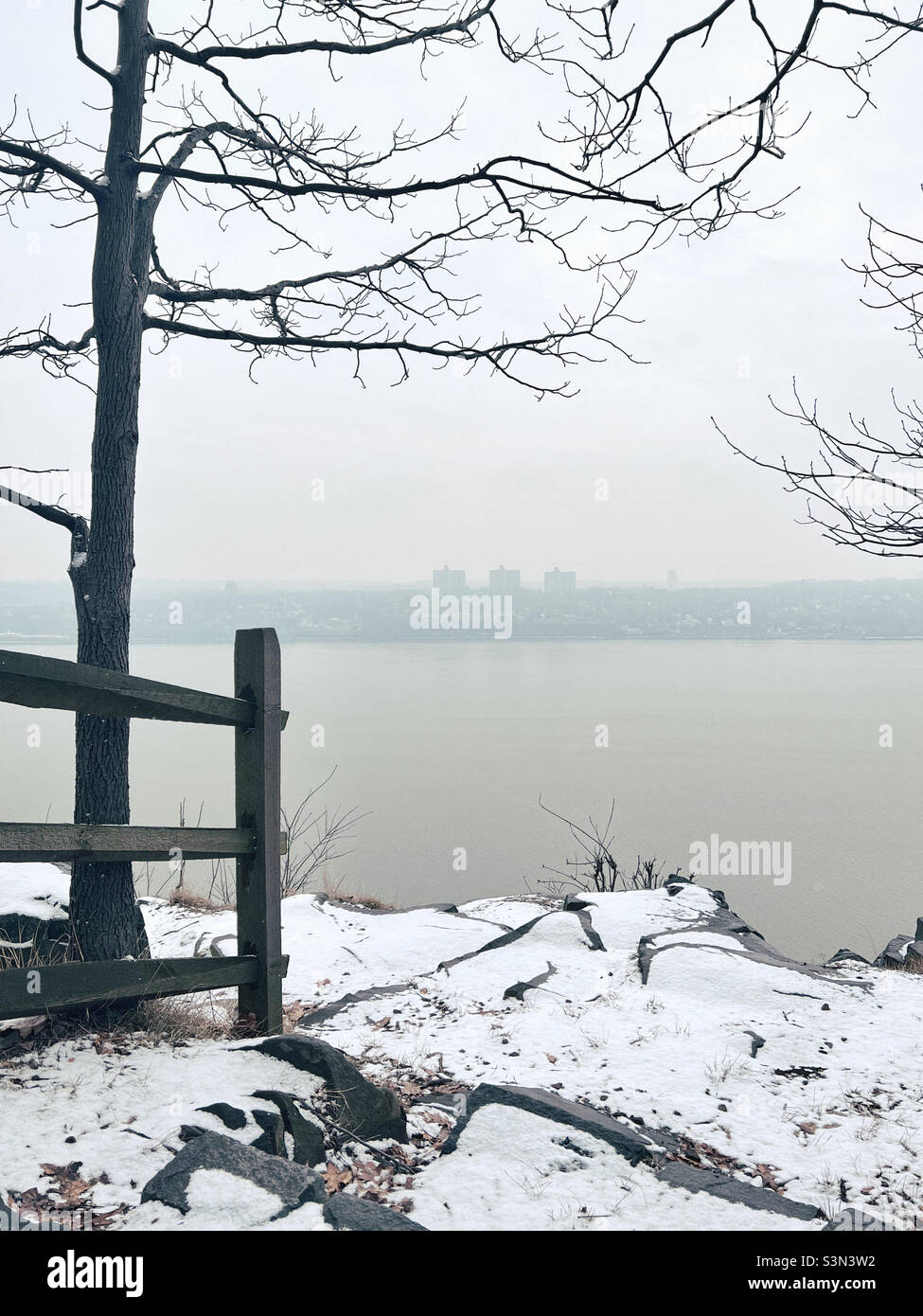 Vista invernale sul fiume Hudson del Bronx a New York City dal New Jersey Palisades. Foto Stock