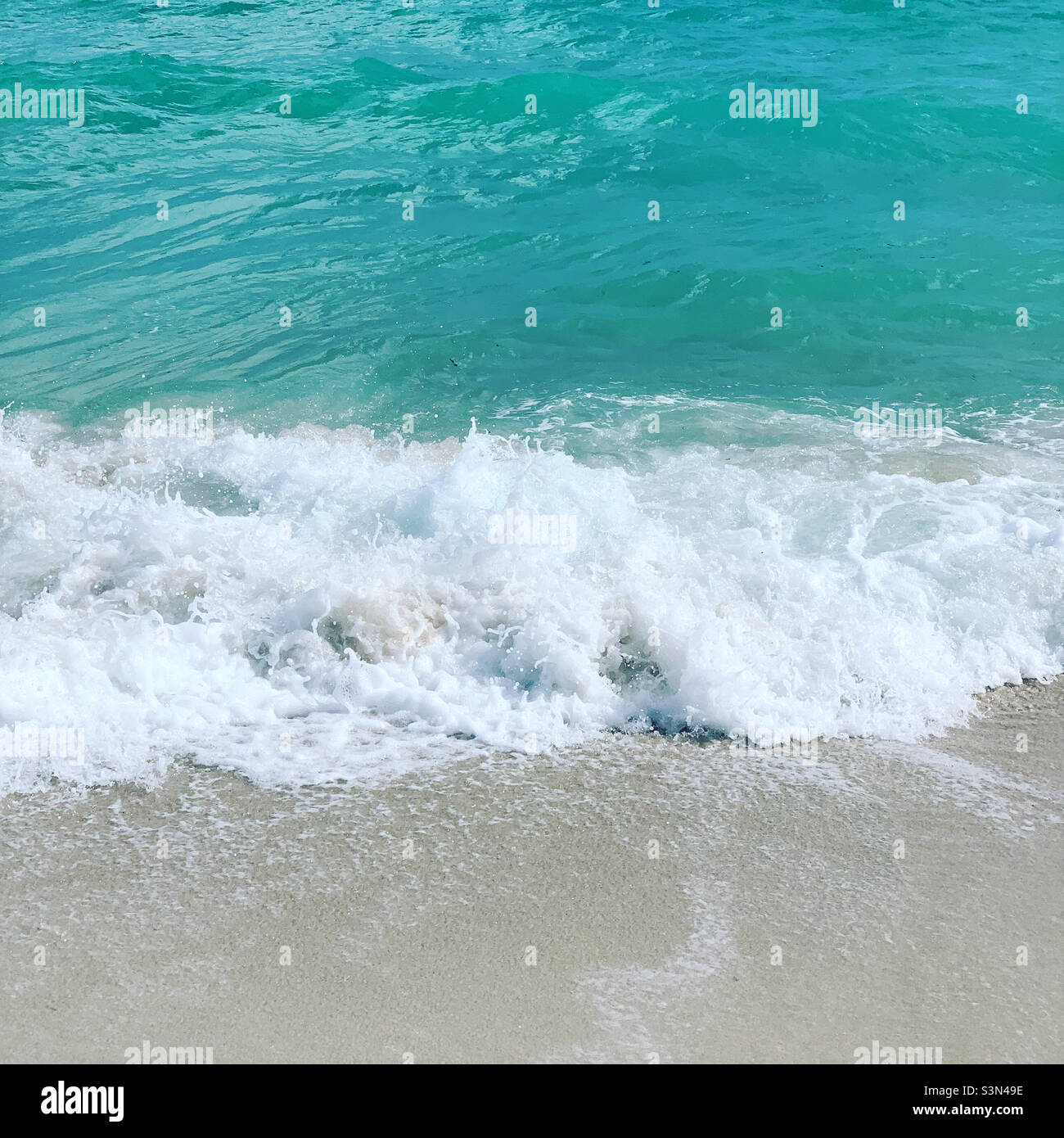 Onda che si schiantano sulla riva, Miami Beach, Florida, Stati Uniti - Immagine stock catturata con smartphone