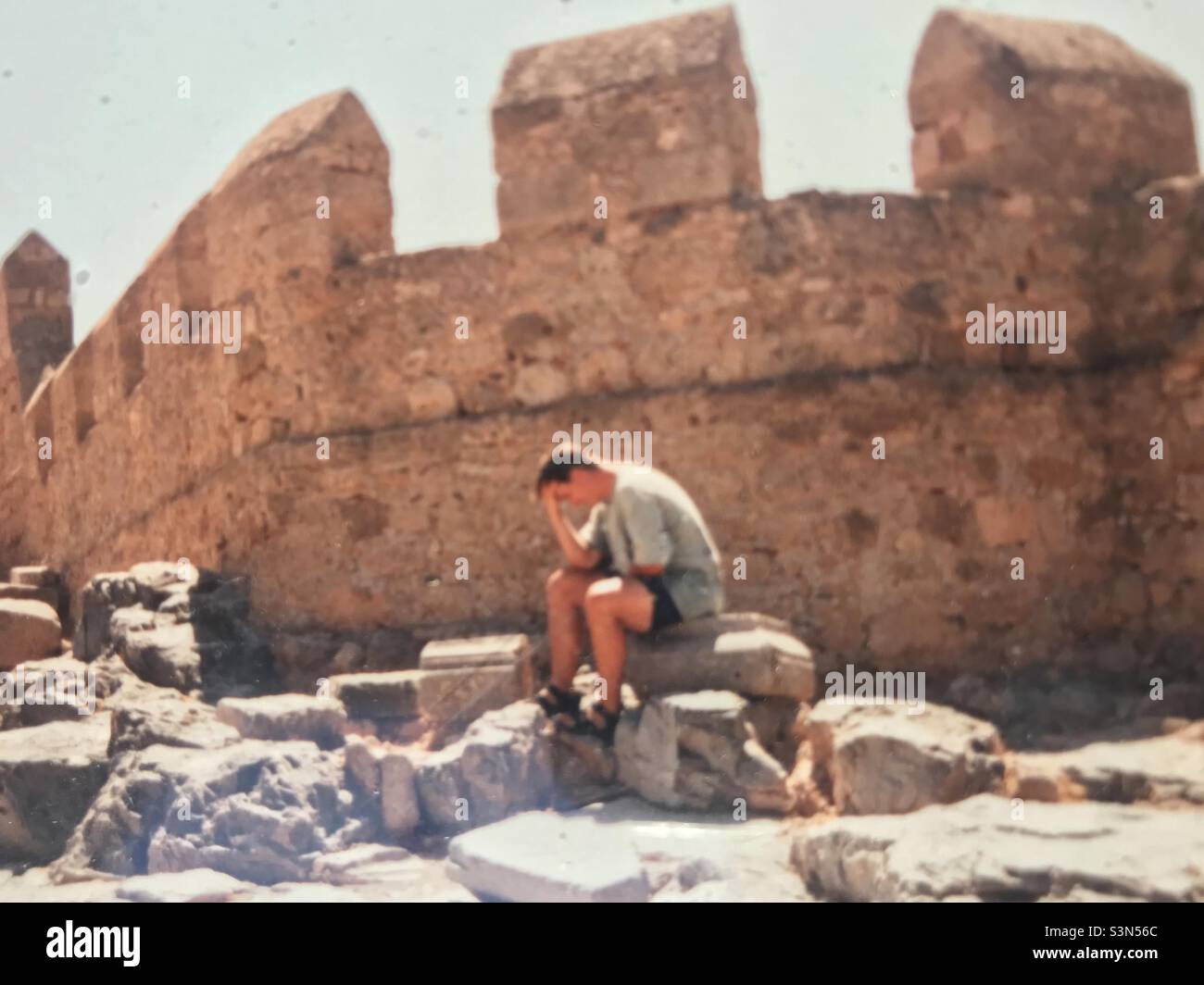 Escursioni l'Acropoli a Lindos, Grecia. Fare una pausa per raffreddarsi nel calore soffocante. - Immagine stock catturata con smartphone
