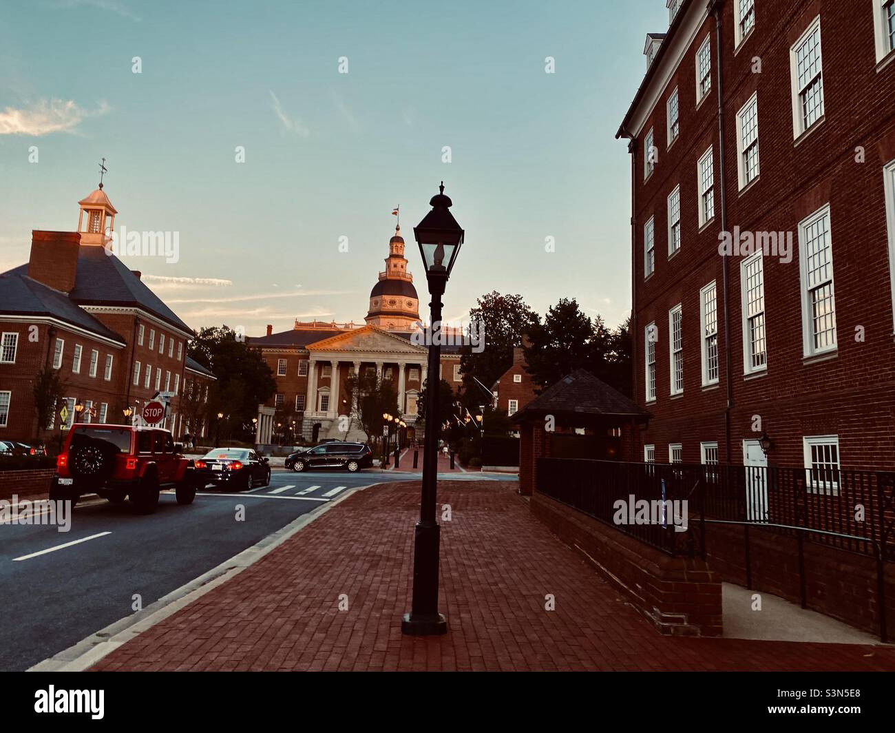 Lampione su un marciapiede in mattoni circondato da edifici in mattoni nella storica Annapolis, MD Foto Stock
