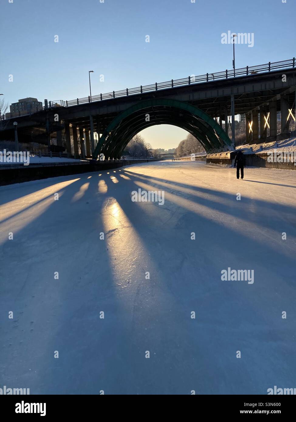 Skate al mattino presto nel canale Rideau, Ottawa, Canada. Foto Stock