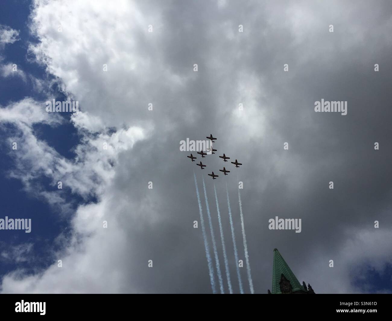 Gli Snowbirds canadesi, Canada Day! - Immagine stock catturata con smartphone