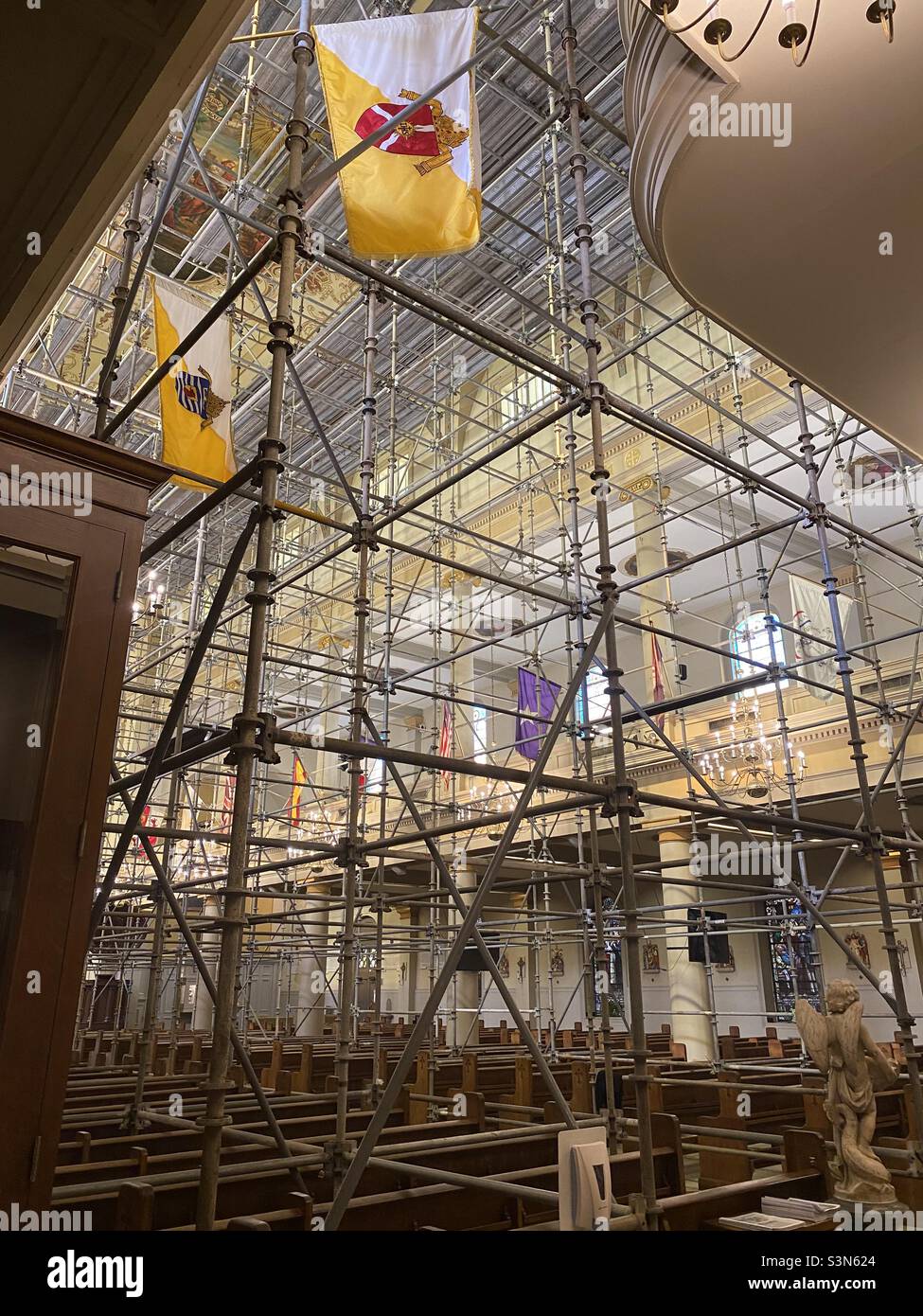 Impalcatura all'interno della chiesa di Jackson Square, New Orleans. - Immagine stock catturata con smartphone