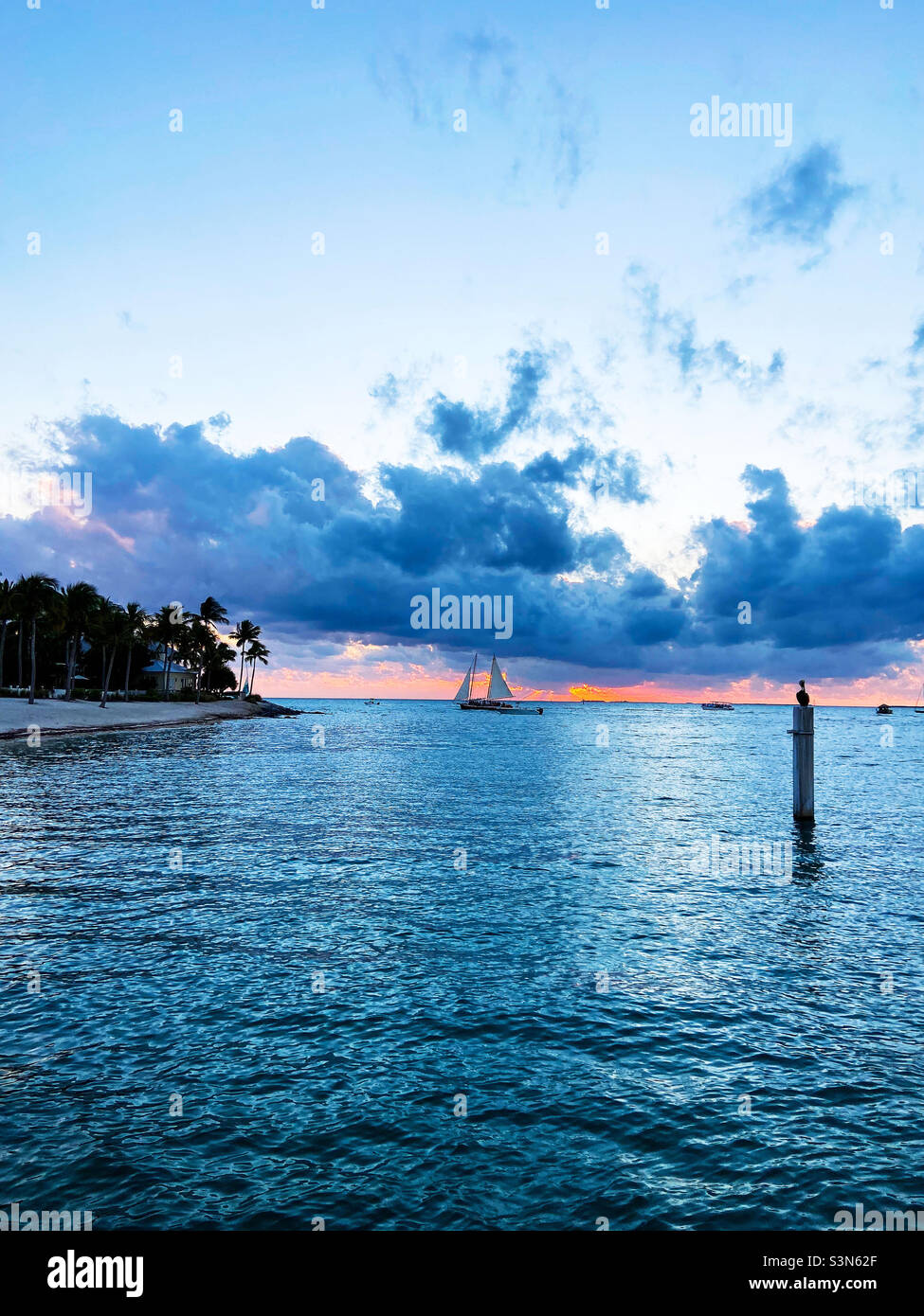 Una barca a vela al largo di Sunset Key durante il tramonto a Key West, Florida, il 15 gennaio 2022. - Immagine stock catturata con smartphone