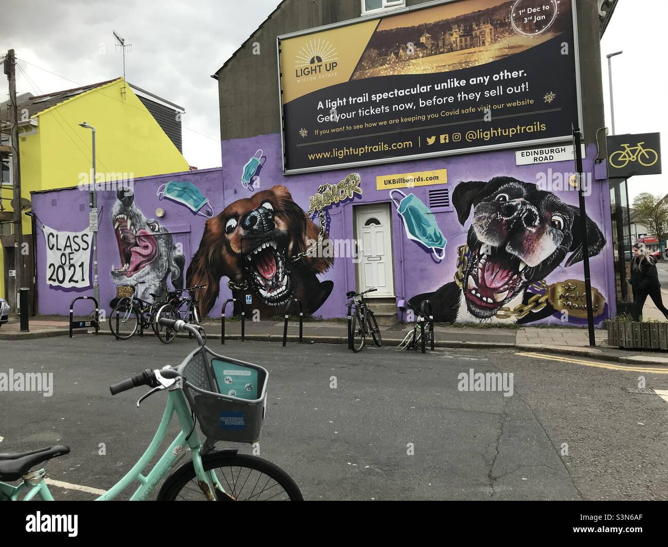 Un murale di graffiti di cani a Brighton, 2021. Foto Stock