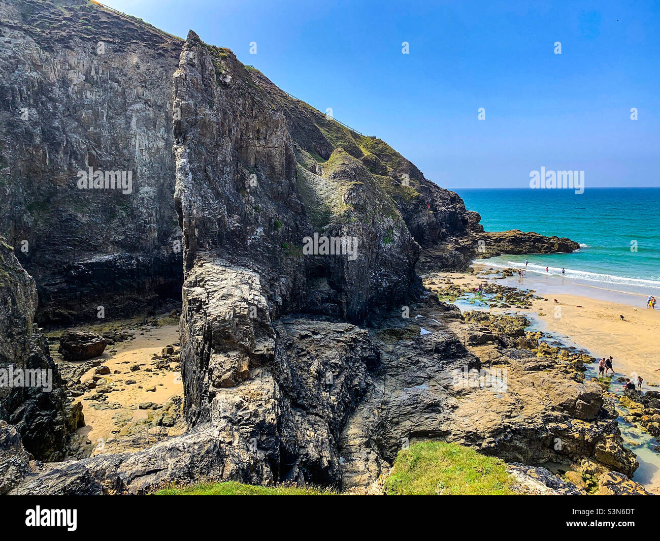 Rocce costiere e scogliere presso la spiaggia di Perranporth in Cornovaglia Foto Stock