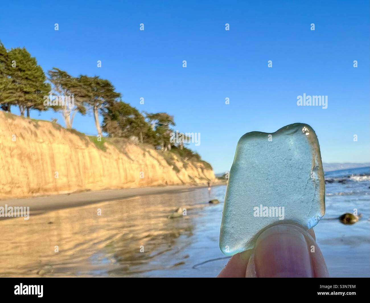 Alla ricerca di seaglass a Butterfly Beach a Montecito, Santa Barbara County, California USA Foto Stock