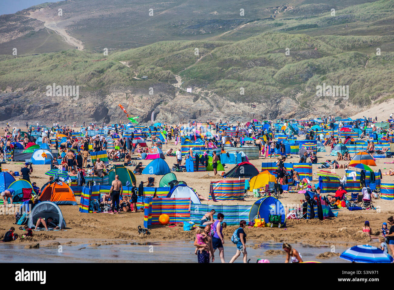Spiaggia affollata in Cornovaglia con turisti Foto Stock