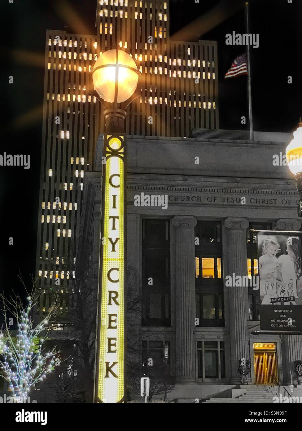 Con un lampione all'ingresso nord del City Creek Center, il quartier generale e l'edificio degli uffici della chiesa di Gesù Cristo dei Santi degli ultimi giorni dello Utah possono essere visti sullo sfondo. Foto Stock