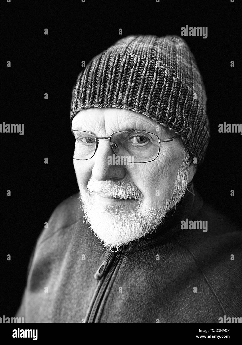 Vecchio con barba e cappello di lana, in bianco e nero Foto Stock