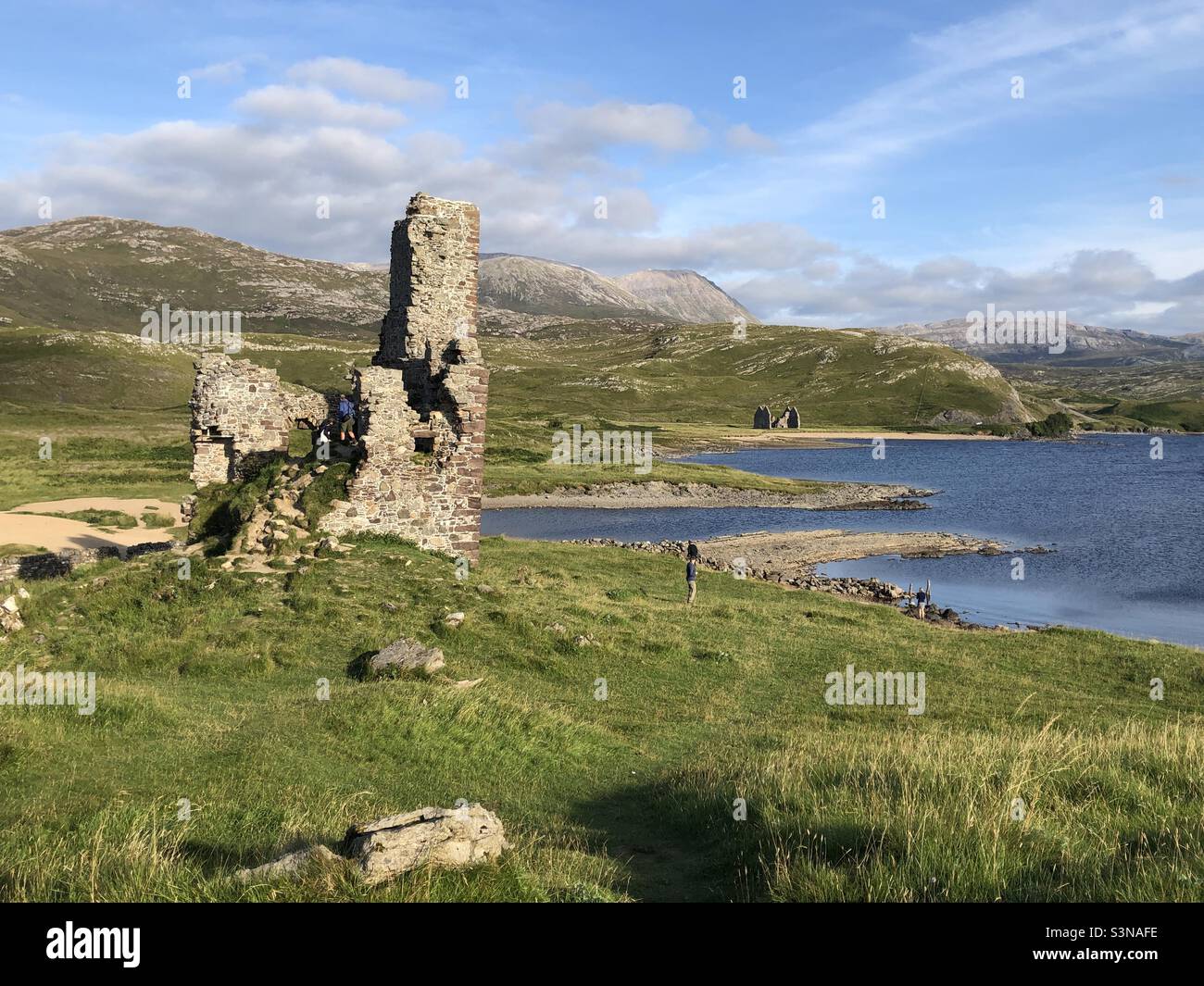 Castello di Ardvreck e Loch Assynt, Scozia Sutherland - Immagine stock catturata con smartphone