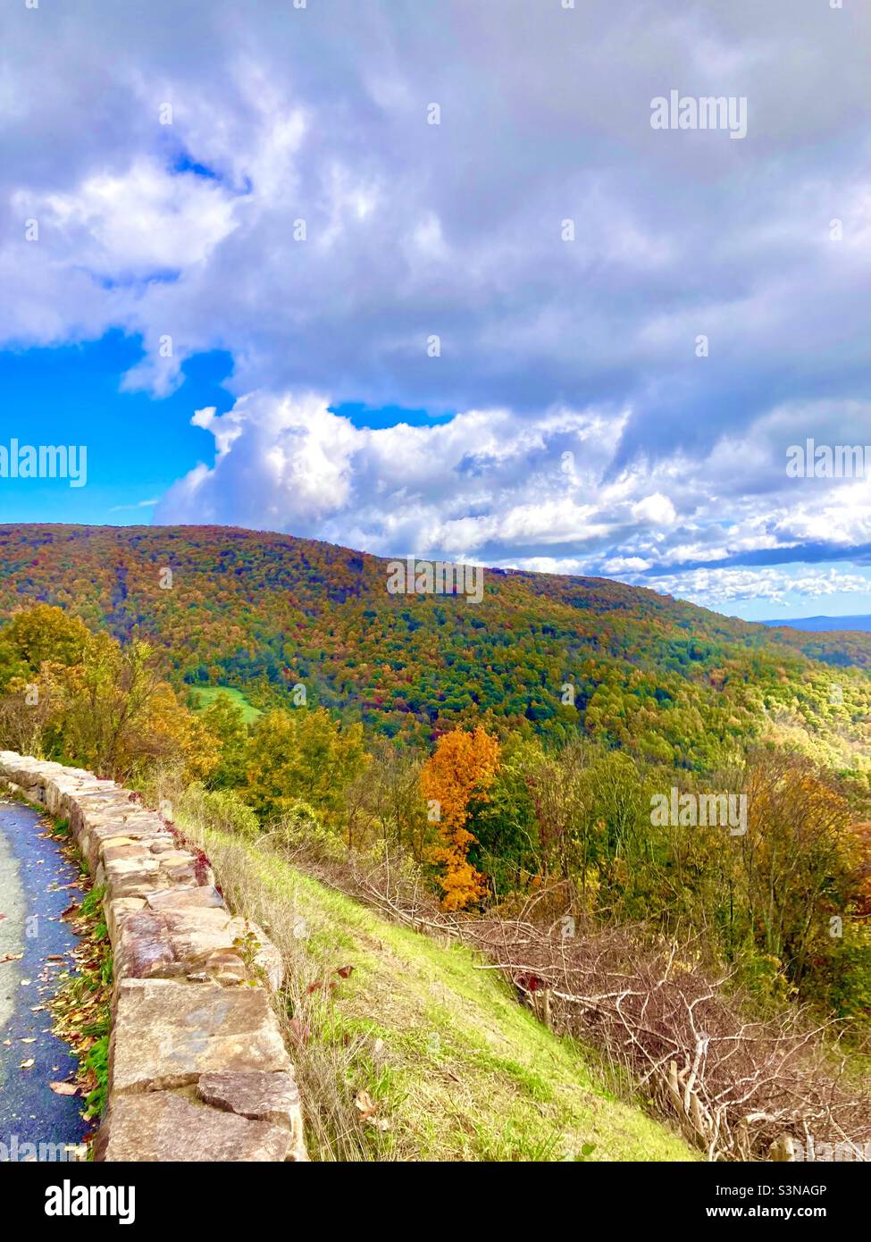 Vista sulle montagne in autunno Foto Stock