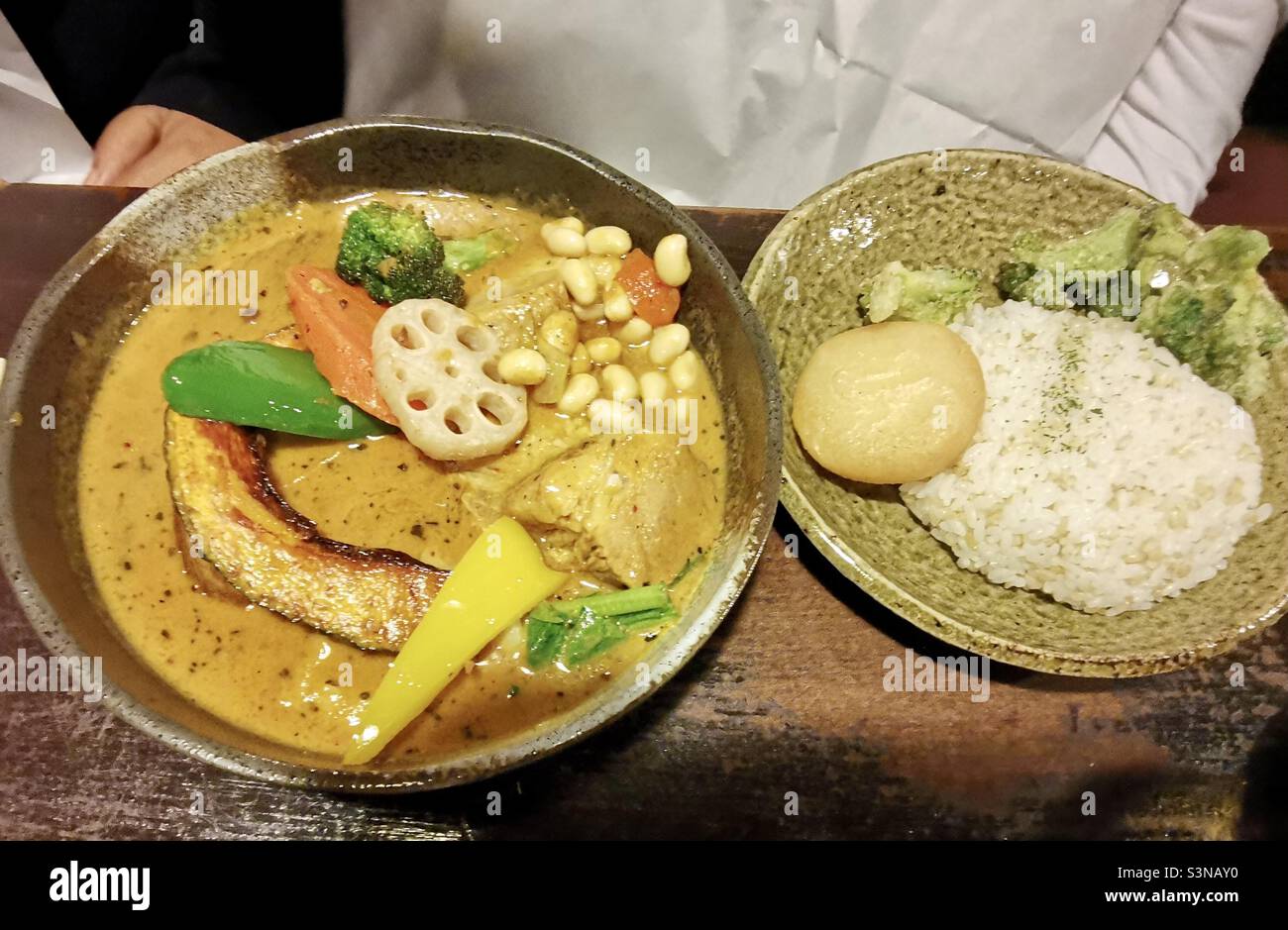 Curry giapponese con verdure. - Immagine stock catturata con smartphone