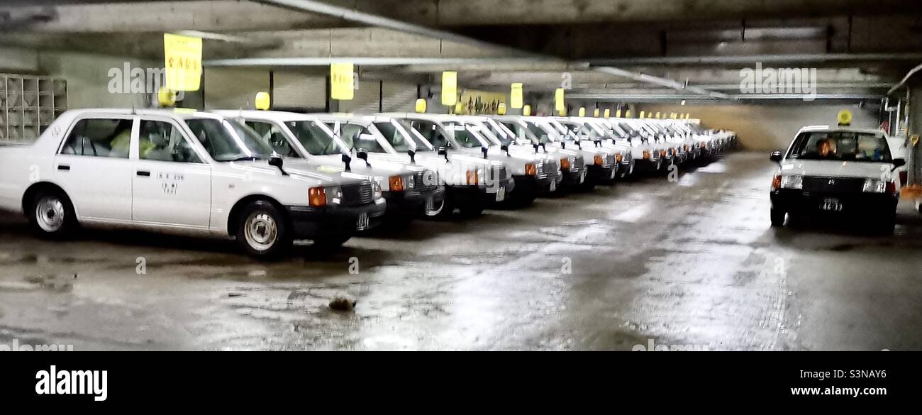 Una lunga fila di taxi giapponesi Toyota comfort a Sapporo, Giappone. Foto Stock
