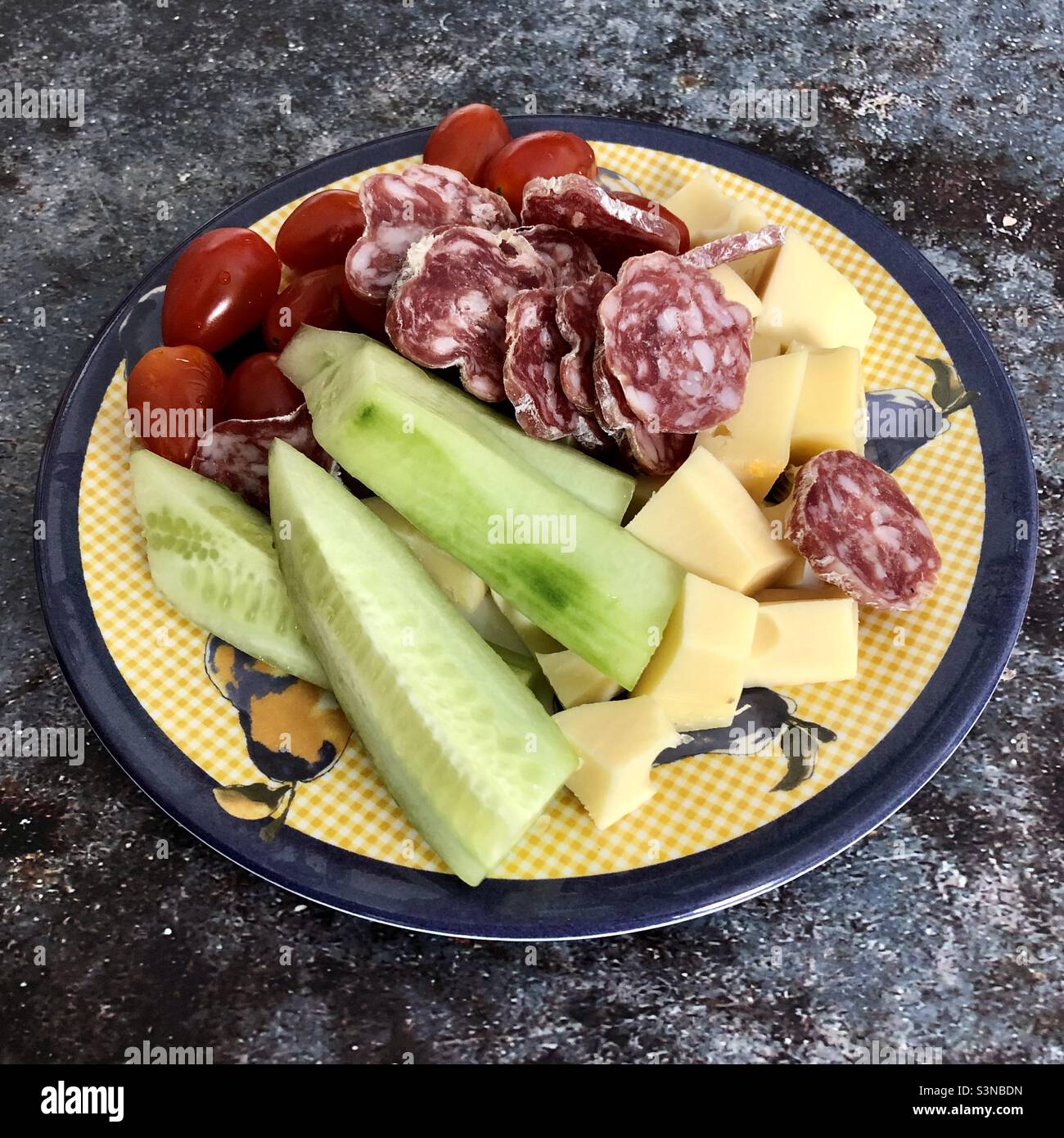 Pranzo con formaggio svizzero, saussage, pomodori ciliegini e cetrioli su un piatto Foto Stock