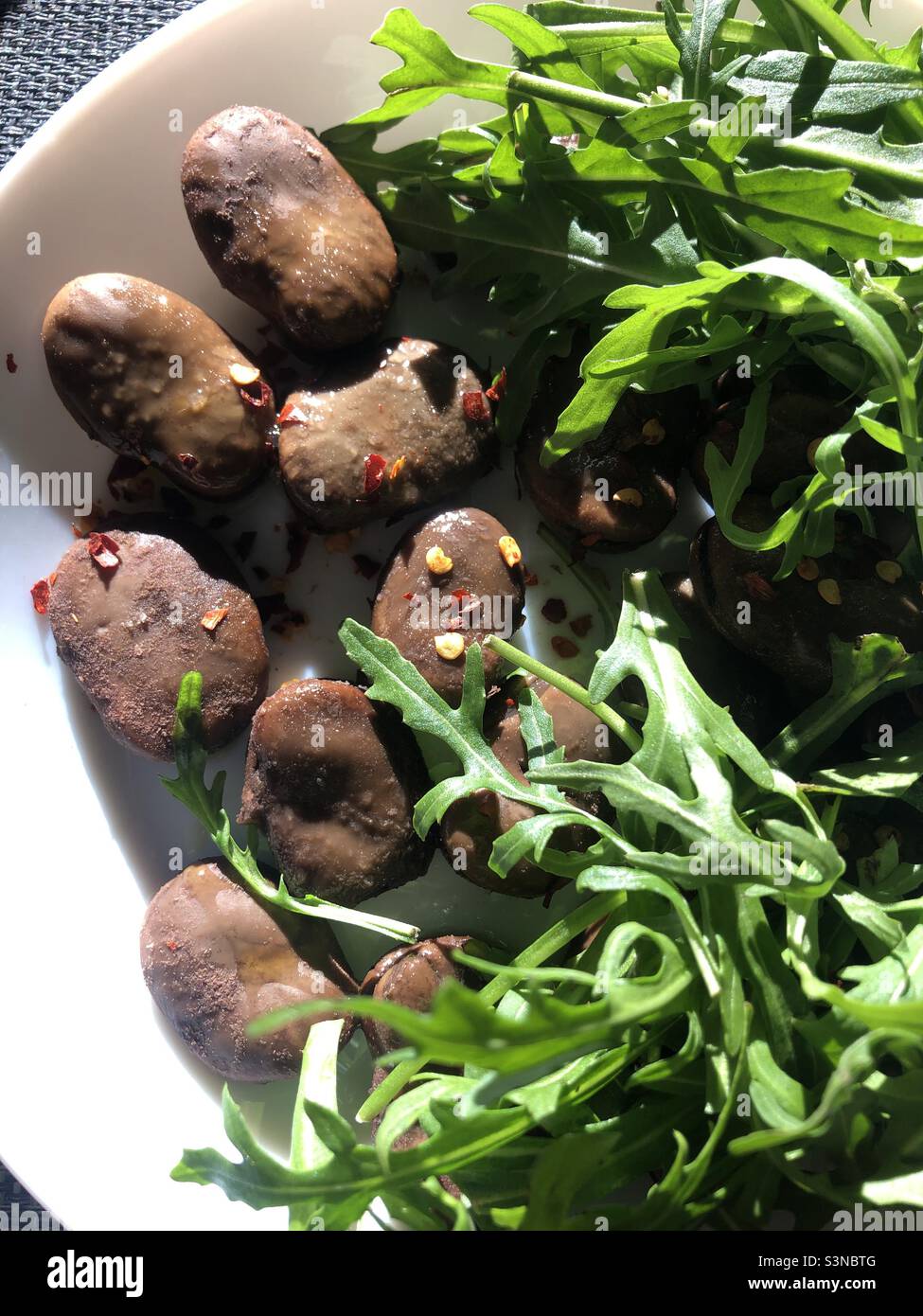 Insalata di fagioli Fava servita con razzo selvatico Foto Stock