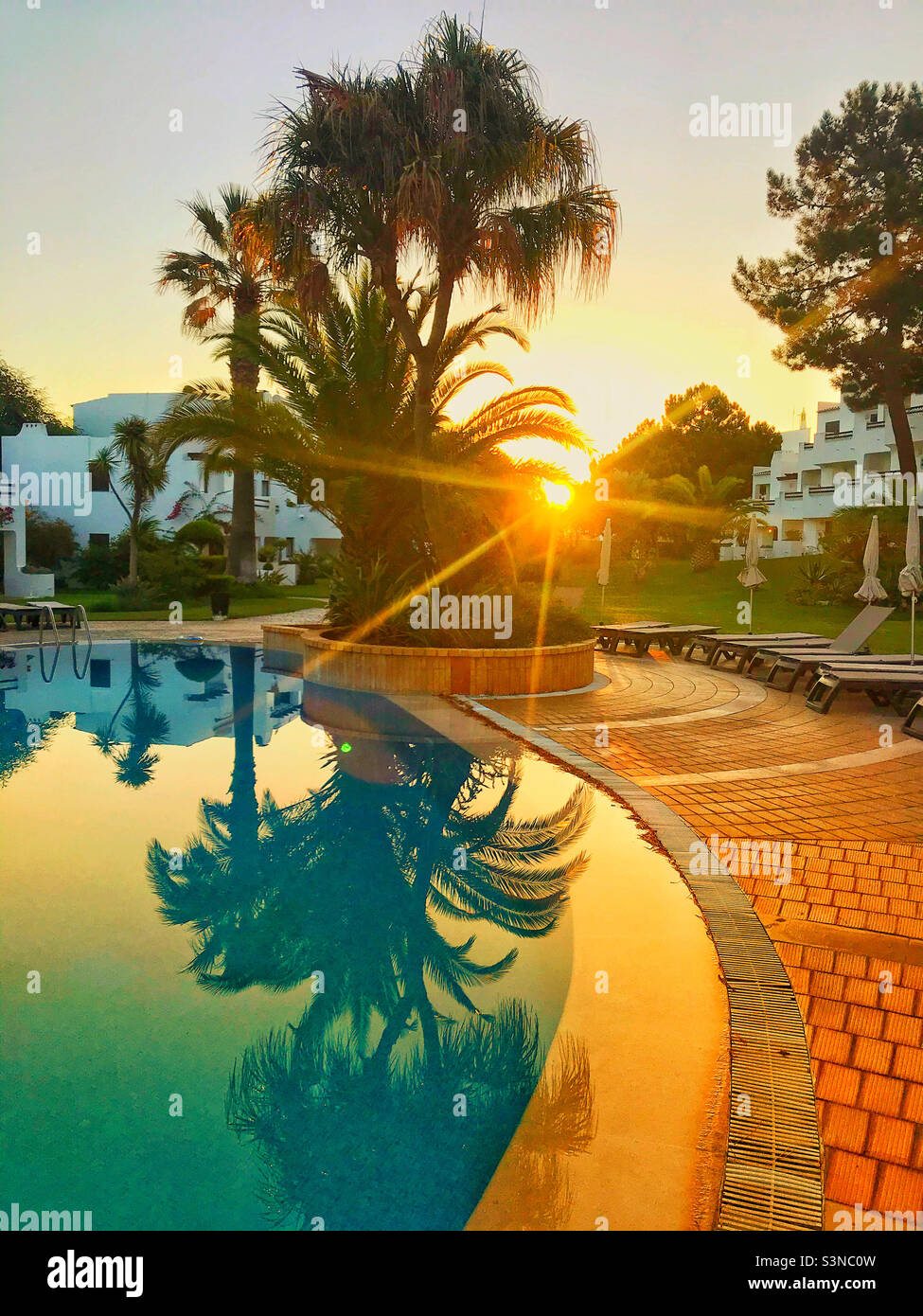 Una bella piscina al Balaia Golf Complex, Albuferia, Portogallo Foto Stock