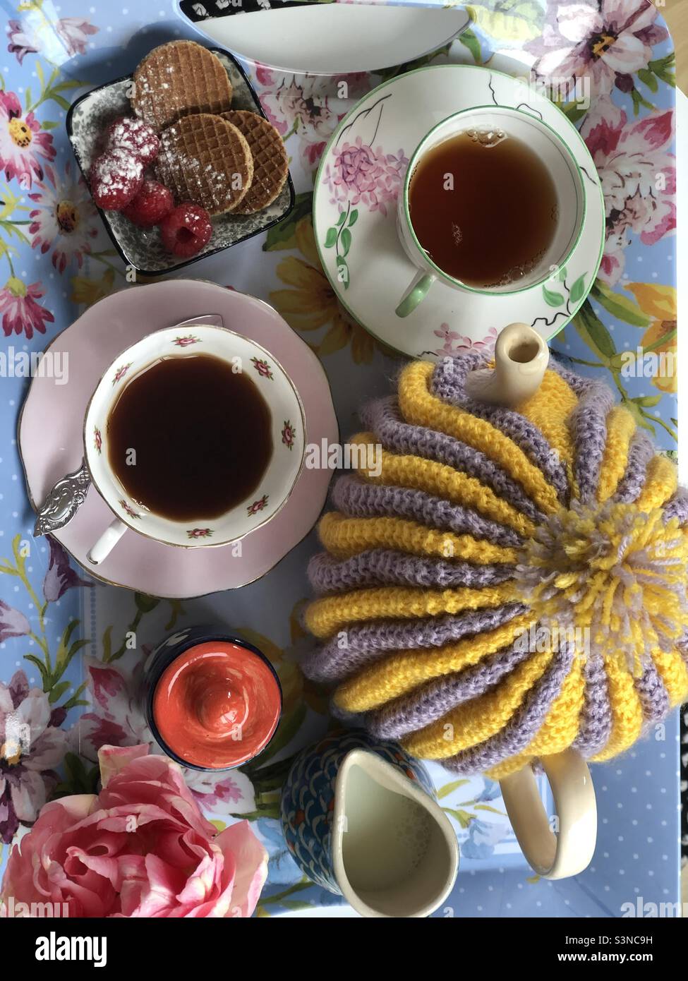 Tè pomeridiano in torta Tea accogliente - Immagine stock catturata con smartphone