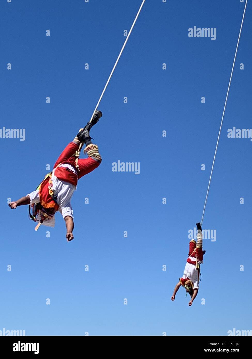 Uomini indigeni che girano da un palo in una danza tradizionale a puerto Vallarta Messico Foto Stock