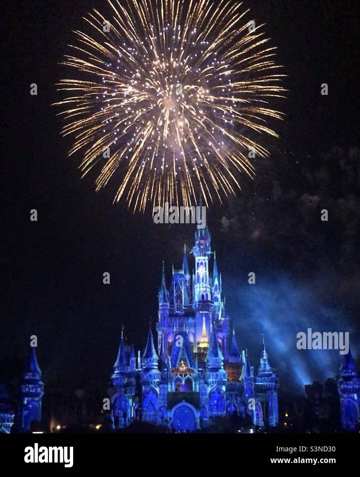 Castello di Cenerentola al Magic Kingdom Walt Disney World, Florida, con grandi fuochi d’artificio Foto Stock