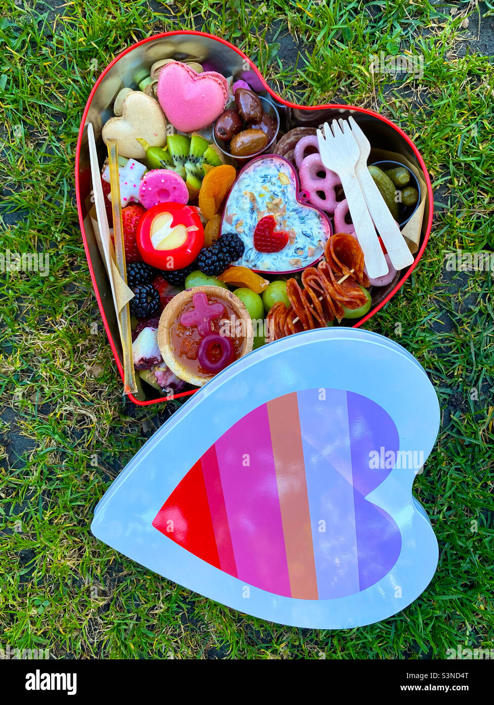 Scatola a forma di cuore contenente salumi Foto Stock
