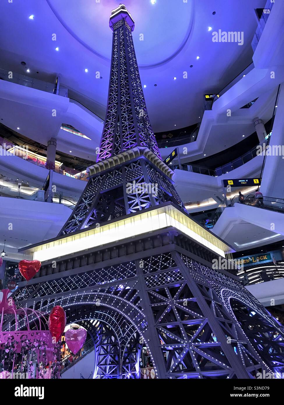 Replica dell'iconica Torre Eiffel al Terminal 21 Shopping Mall a Pattaya Thailandia Sud-Est asiatico. Il centro commerciale e' un centro a tema cittadino su diversi piani, con questo e' il piano di Parigi. Foto Stock