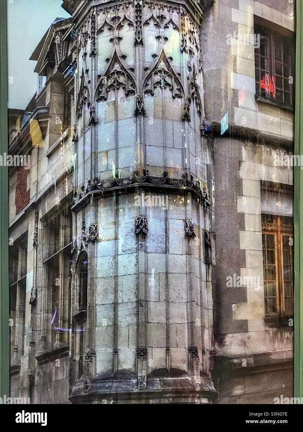Struttura ad angolo di strada parigina che caratterizza l'architettura che definisce la capitale francese di Parigi. Foto Stock