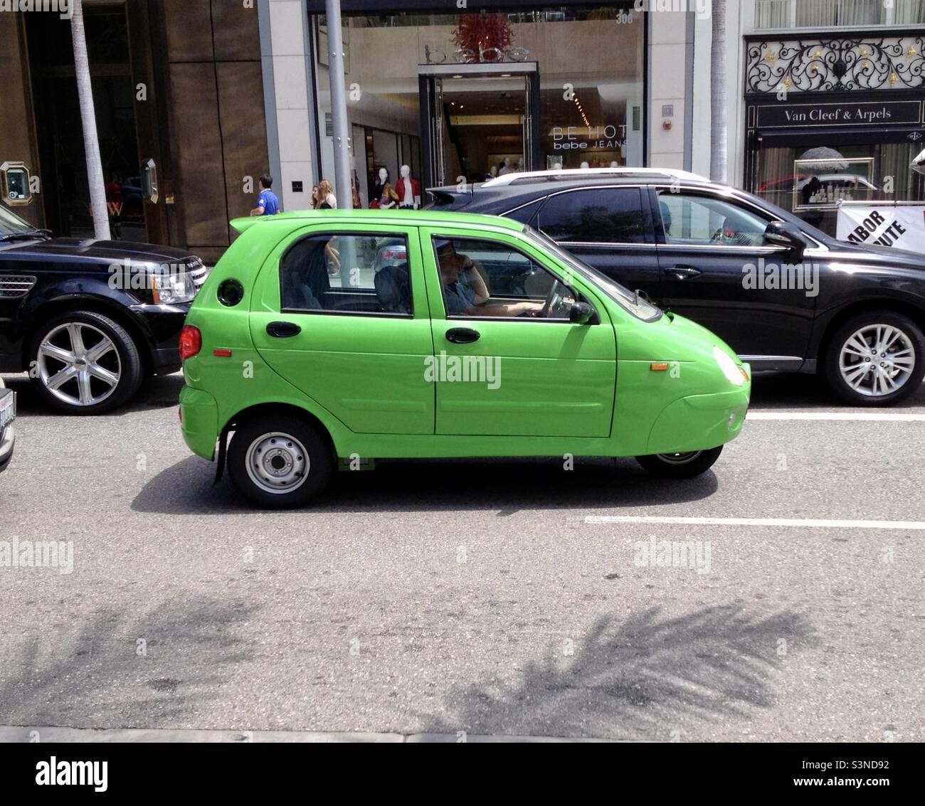 Ho attraversato questa macchina elettrica ZAP Xebra su Rodeo Drive a Los Angeles. - Immagine stock catturata con smartphone