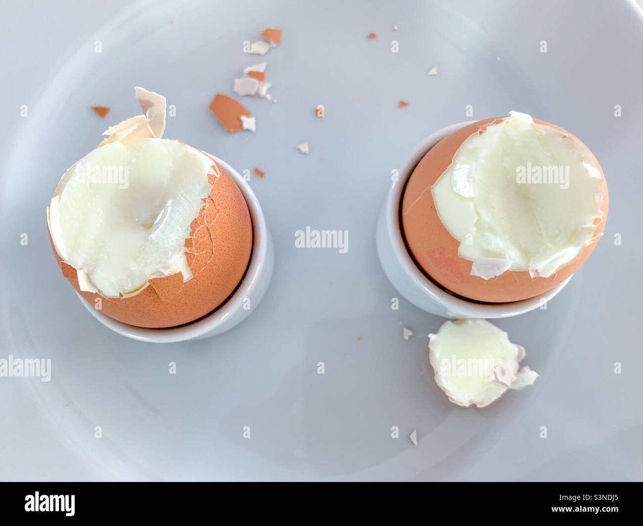 Due uova sode con le parti superiori rimosse Foto Stock