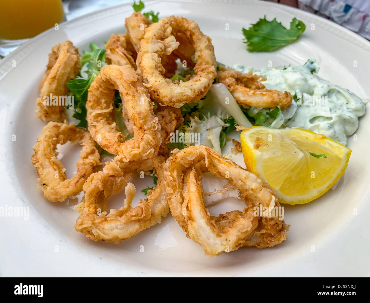 Calamari fritti in padella Foto stock - Alamy