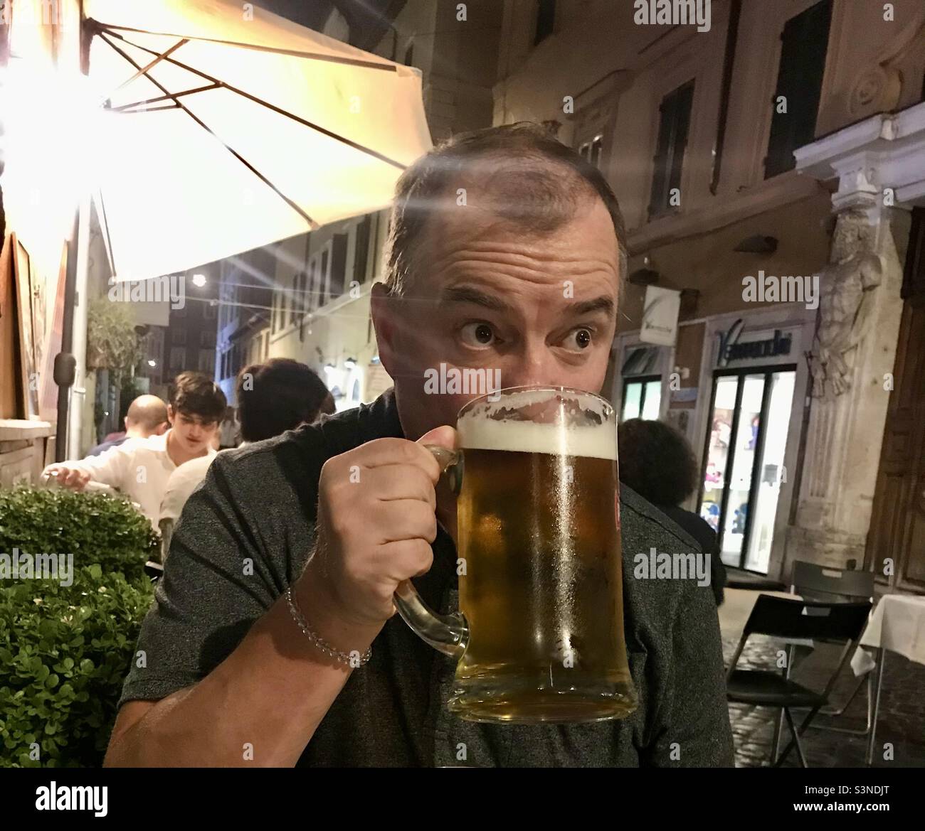 Solo una birra prima di cena. Foto Stock