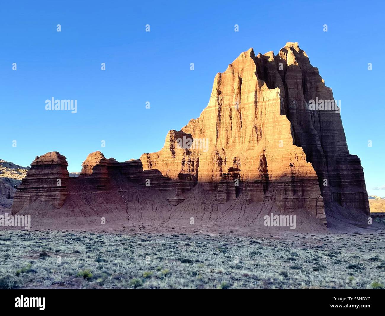 Temple of the Sun nella Cathedral Valley nel Capitol Reef National Park mentre il sole tramonta Foto Stock