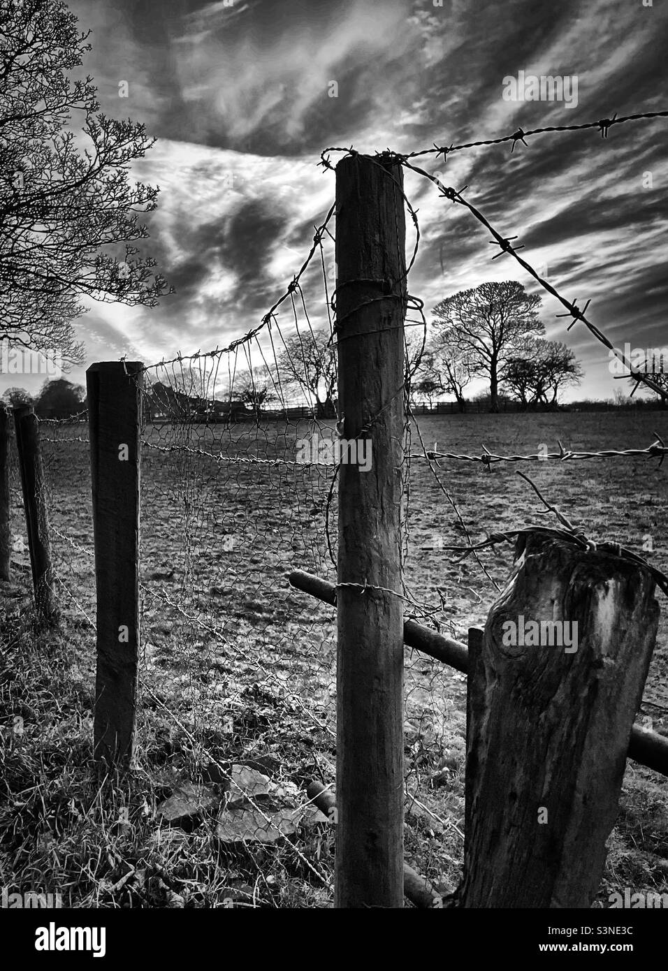 Il ‘Country Pride’ tipicamente pittoresco paesaggio dello Yorkshire dietro una recinzione a filo spinato dagli agricoltori Foto Stock