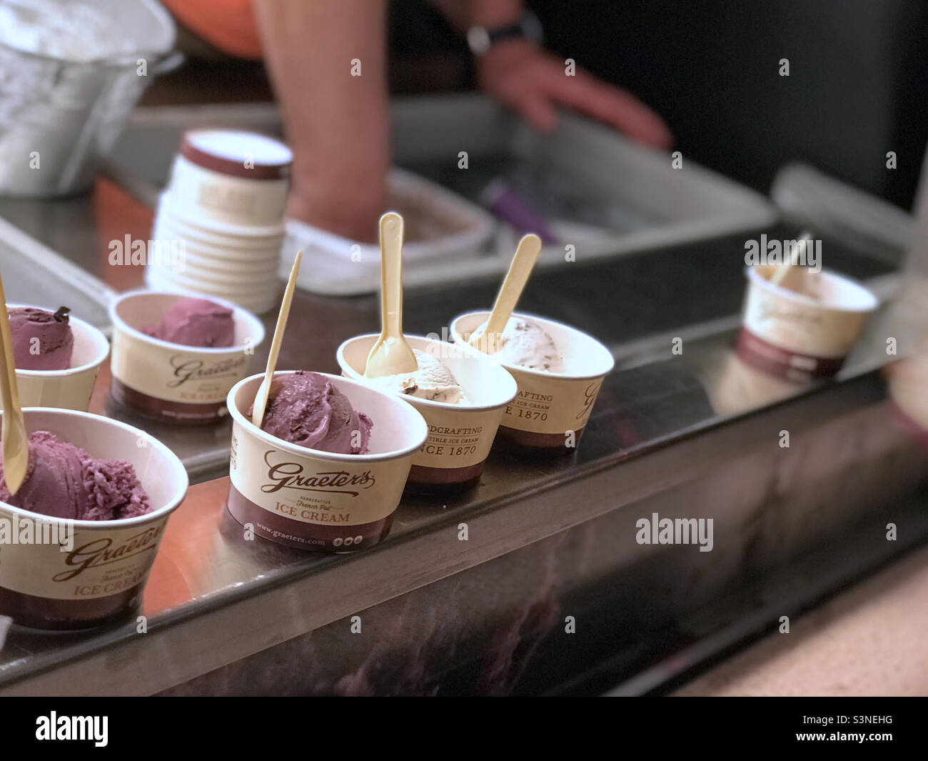 Le palette di gelato Graeter a base di Cincinnati sono mostrate in tazze, pronte per essere prese durante un tour promozionale. - Immagine stock catturata con smartphone