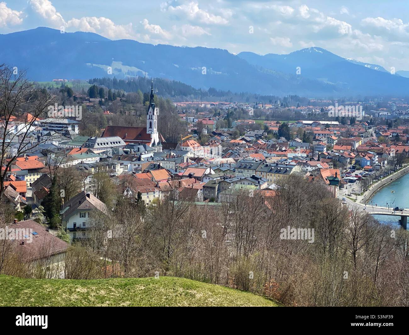 Bad Tölz vista con le Alpi sullo sfondo, la Germania. Foto Stock