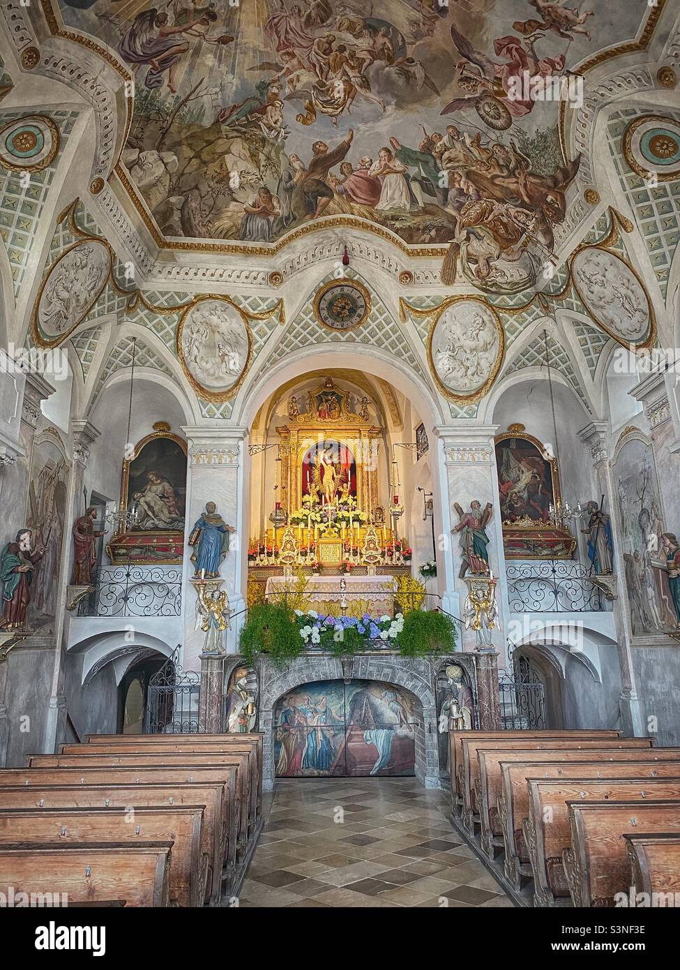 All'interno della chiesa di Kalvarienberg collina a Bad Tölz, Germania. - Immagine stock catturata con smartphone