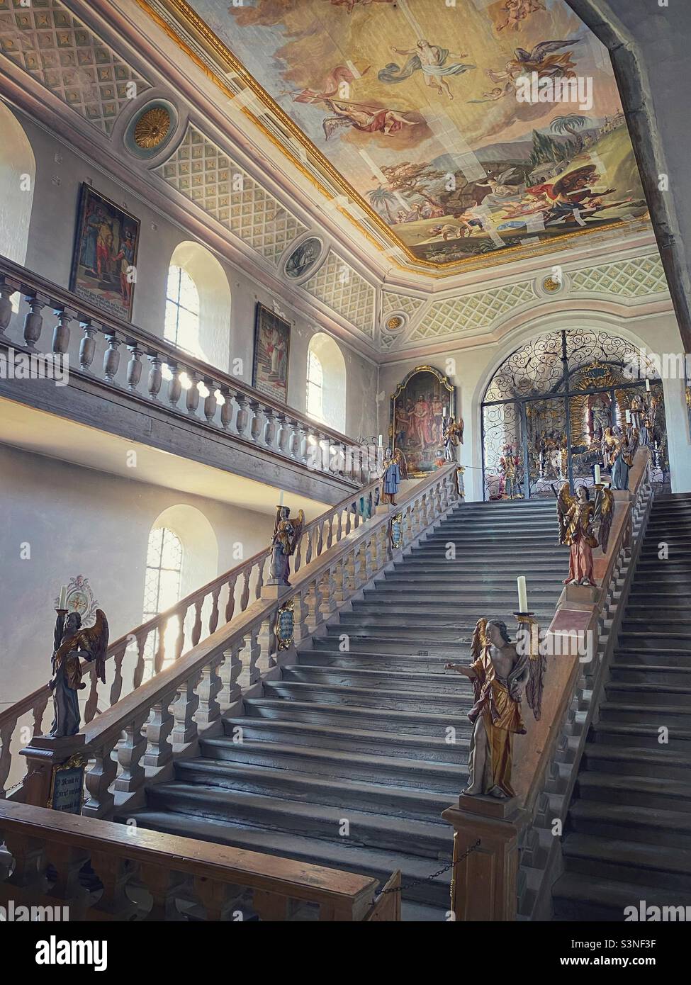 Antica scalinata con statue di angelo nella chiesa di Kalvarienberg collina a Bad Tölz, Germania. - Immagine stock catturata con smartphone