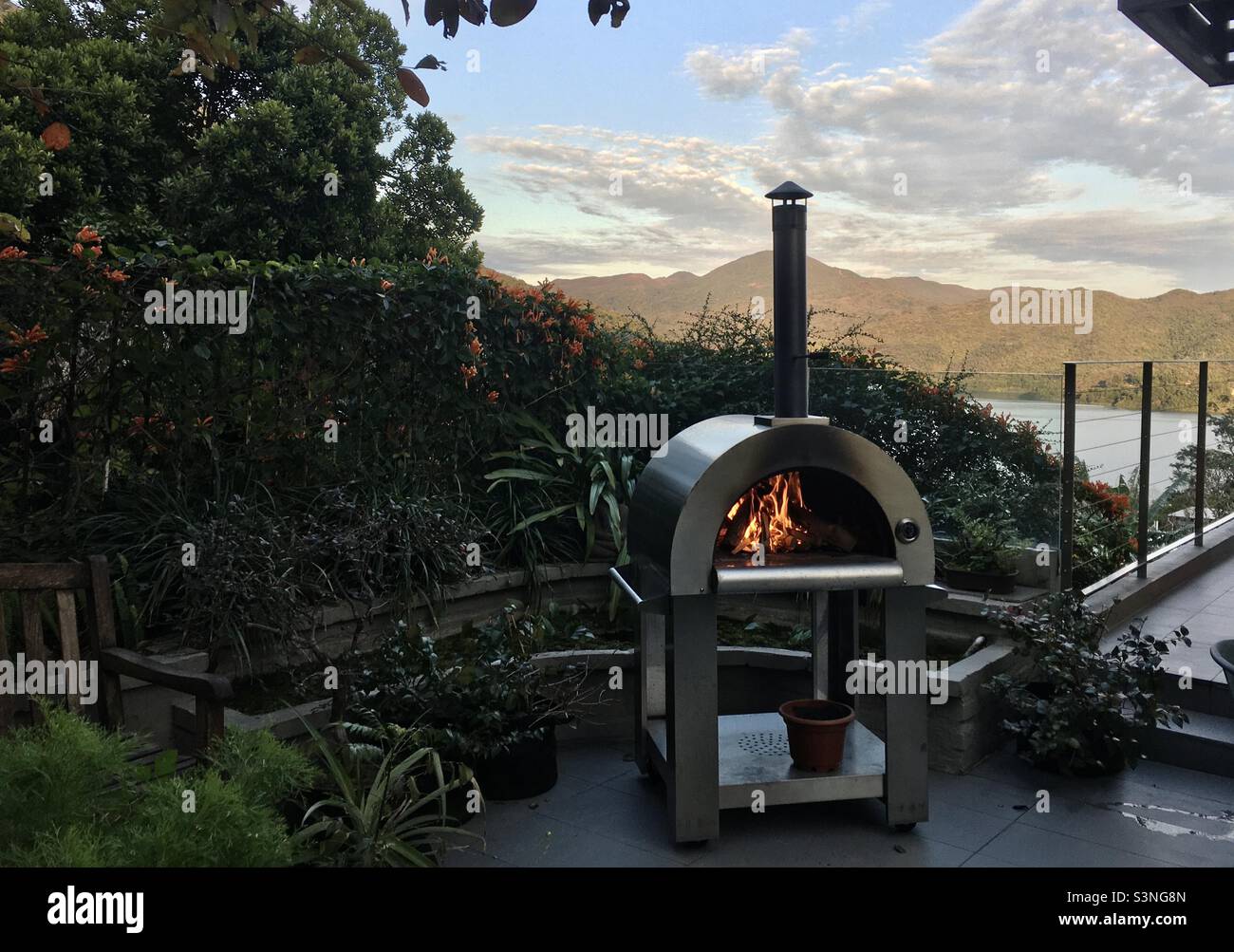 Forno a legna per pizza in riscaldamento, a Sai Kung, Hong Kong. Foto Stock Forno a legna per pizza in riscaldamento, a Sai Kung, Hong Kong. Foto Stock