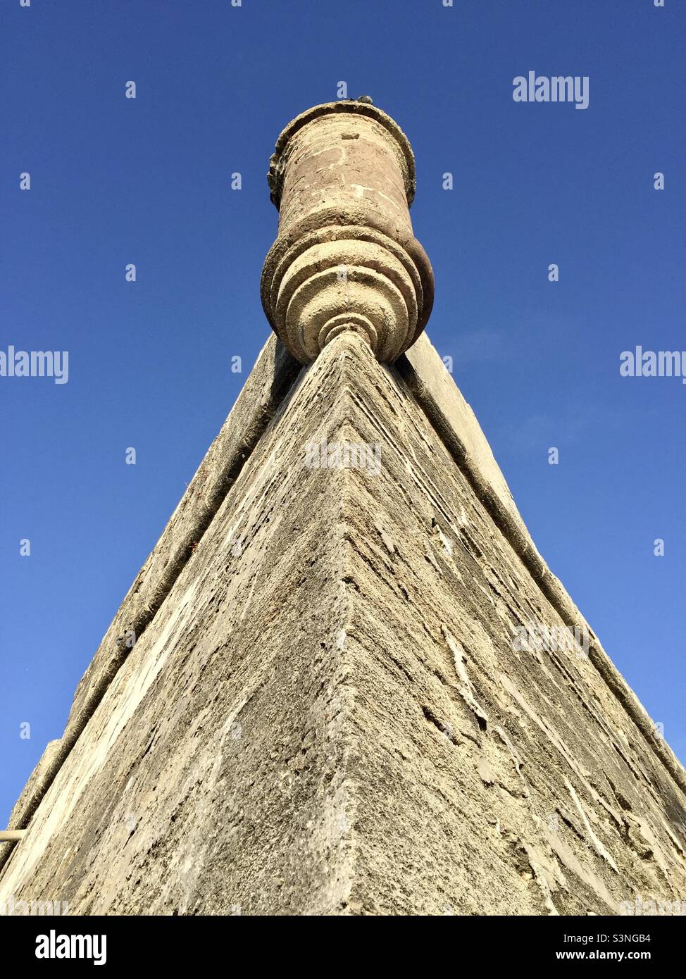 Torretta strategica al Castillo de San Marcos a St. Augustine Florida, USA. - Immagine stock catturata con smartphone