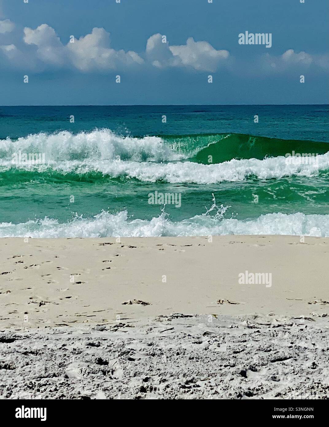 Onde che infrangono, acqua verde smeraldo e sabbia bianca polverosa su una spiaggia idilliaca al sole; su Okaloosa Island Florida Foto Stock