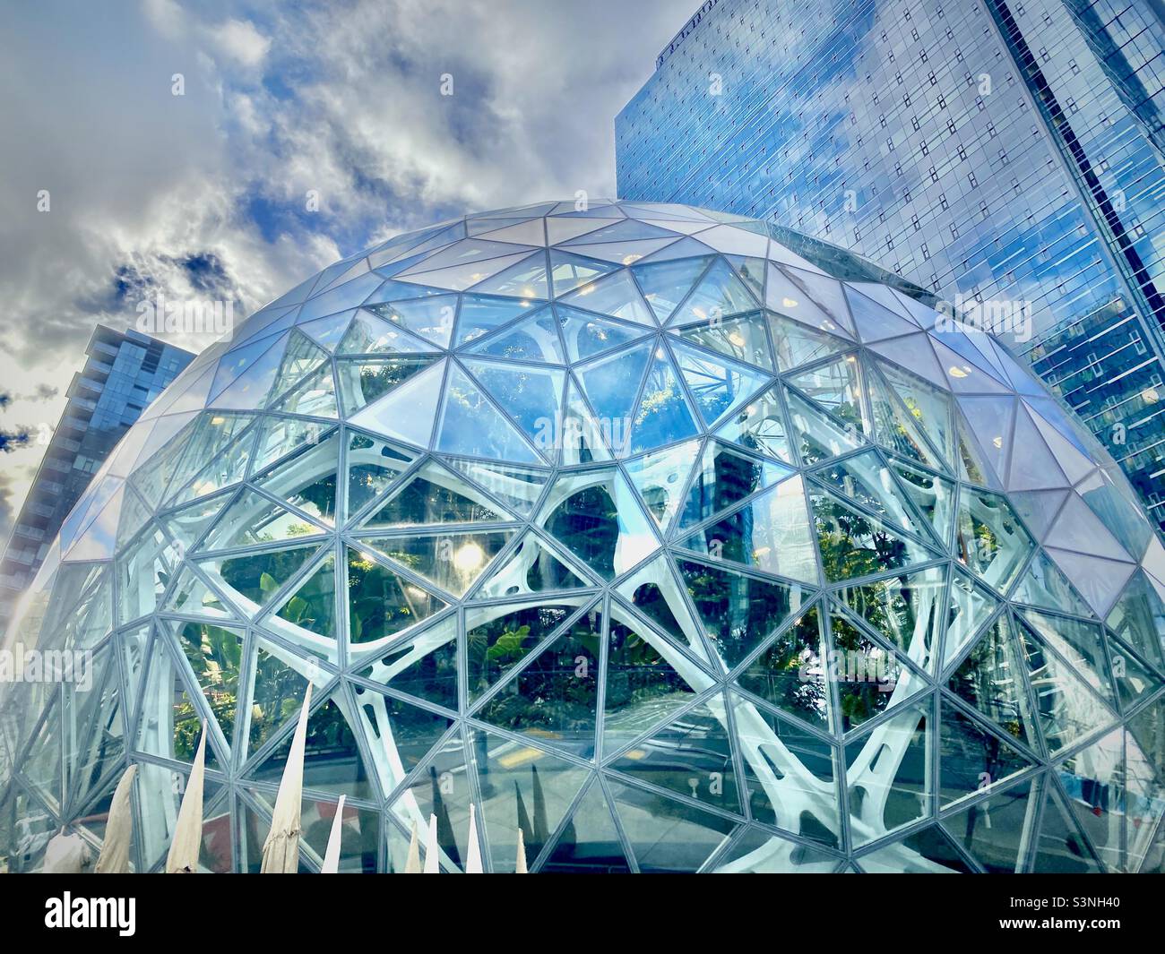 La sfera iconica della sede centrale globale di Seattle di Amazon - Immagine stock catturata con smartphone