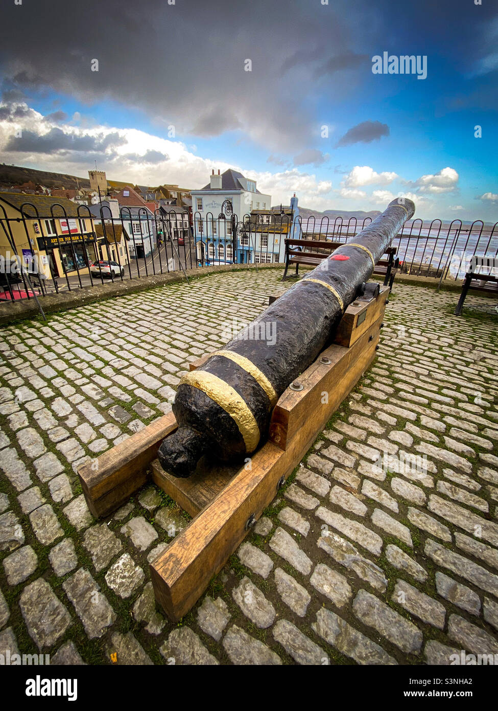 Canon guardando verso il tappo d'oro da Cobb Gate Lyme Regis Dorset - Immagine stock catturata con smartphone