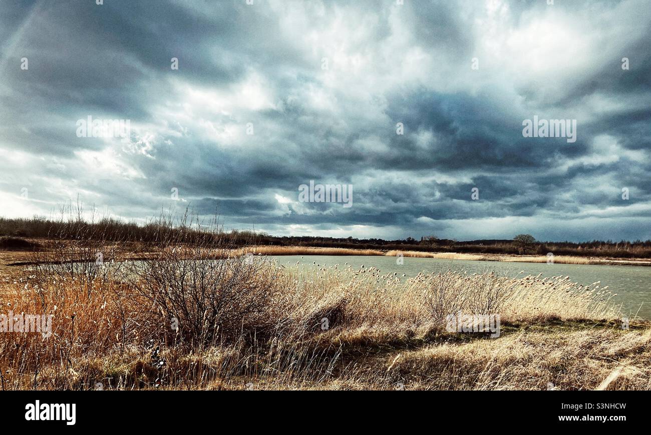 Cielo tempestoso su un lago Foto Stock