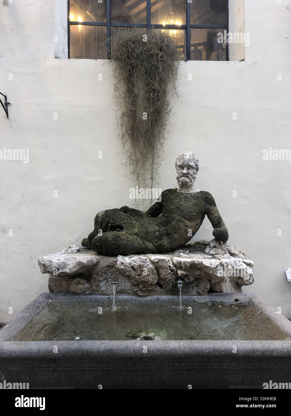 Il Babuino (Romanesco: Il Babbuino; italiano: Il Babuino, il Baboon) è una delle statue parlanti di Roma. La fontana si trova di fronte al Museo Canova Tadolini, in via del Babuino. - Immagine stock catturata con smartphone